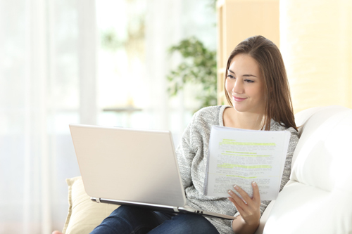 Studentin die am Laptop sitzt und am digitalen Unterricht teilnimmt