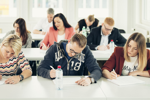 Zurück ins Schulzimmer Studentinnen und Studenten im Schulzimmer